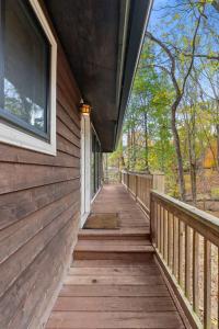 une passerelle en bois menant à une terrasse couverte sur une maison dans l'établissement Resort Amenities Fire Pit Deck Grill & More, à Baxter 48 autres photos