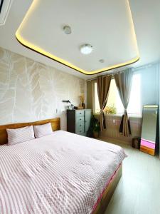 a bedroom with a large bed with a ceiling at 49homestay in Ấp Khánh Phước (1)