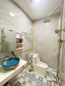 a bathroom with a blue sink and a toilet at 49homestay in Ấp Khánh Phước (1)