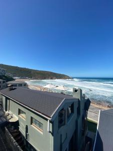 een huis op het strand met uitzicht op de oceaan bij Woelwaters Beach Villa in Herolds Bay