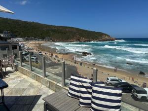 een balkon met uitzicht op het strand bij Woelwaters Beach Villa in Herolds Bay