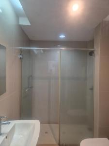 een badkamer met een douche, wastafel en toilet bij USAS Resort, Kuala Kangsar in Kuala Kangsar