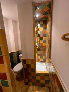 Ένα μπάνιο στο Appartement atypique pour 2 personnes