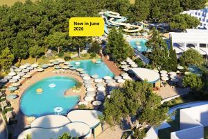 een bovenaanzicht van een zwembad in een resort bij Valamar Diamant Hotel in Poreč