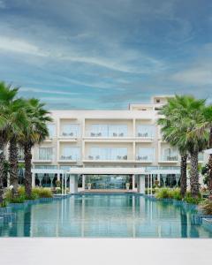 Bazén v ubytování Golden Sands - By The Bay Resorts nebo v jeho okolí