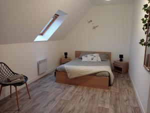 アレストにあるLa Maison Enzoのベッドルーム(ベッド1台、天窓付)