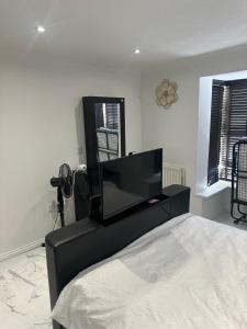 Ένα ή περισσότερα κρεβάτια σε δωμάτιο στο Luxury 1 Bedroom Back House In Lakeside