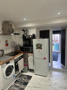 Η κουζίνα ή μικρή κουζίνα στο Luxury 1 Bedroom Back House In Lakeside