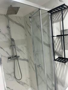 Ένα μπάνιο στο Luxury 1 Bedroom Back House In Lakeside +7 φωτογραφίες