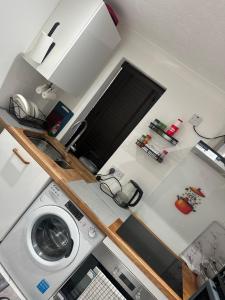 Kuchyň nebo kuchyňský kout v ubytování Luxury 1 Bedroom Back House In Lakeside + 7 fotografií