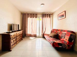 Μια τηλεόραση ή/και κέντρο ψυχαγωγίας στο Global Immo 2217 Roc Mar 33B