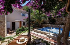 スティヴァンにあるBeautiful Home In Sutivanの裏庭(スイミングプール、家あり)