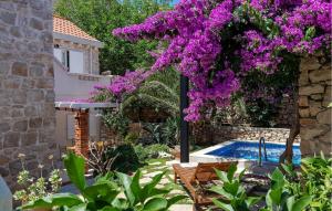 スティヴァンにあるBeautiful Home In Sutivanの紫の花が咲く庭園、スイミングプール +21枚の写真