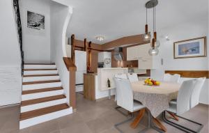 スティヴァンにあるBeautiful Home In Sutivanのダイニングルーム(テーブル、椅子、階段付)