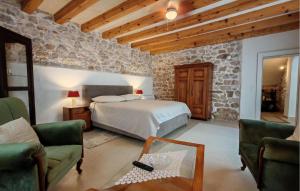 スティヴァンにあるBeautiful Home In Sutivanのベッドと石の壁のある寝室