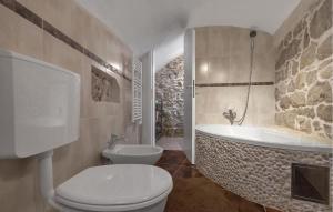 スティヴァンにあるBeautiful Home In Sutivanのトイレ、浴槽、洗面台を備えたバスルーム