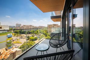 Rõdu või terrass majutusasutuses Purple Gem - 2BR Apartment with Great City View