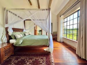 Ένα ή περισσότερα κρεβάτια σε δωμάτιο στο Eco design 5 bed5 bath villa on Nanyuki Farm-2328 +25 φωτογραφίες