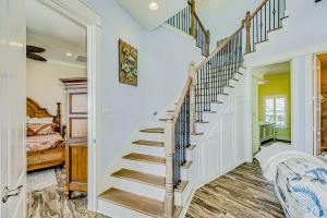 een wenteltrap in een kamer met een bed bij Stunning Gulf Views Hot Tub Group Ready in Bolivar Peninsula