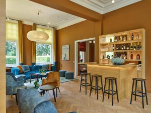 - un salon avec un bar et des chaises dans l'établissement Le petit château by Kasteel Ter Wallen, à Iseghem