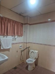 een badkamer met toilet, douche en wastafel bij USAS Resort, Kuala Kangsar in Kuala Kangsar +16 foto's
