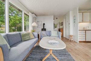 Posezení v ubytování Cozy House With Sea View And Beautiful Location