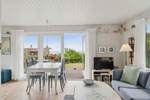 Posezení v ubytování Cozy House With Sea View And Beautiful Location + 9 fotografií