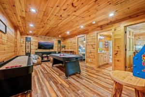 una sala de juegos con mesa de ping pong en una cabaña en Pinot Paradise, en Pigeon Forge