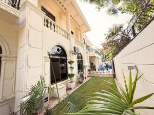 イスラマバードにあるRhodium Hotel ONEの植物園のある建物