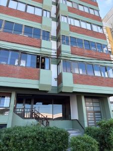 un edificio de apartamentos con una escalera delante en Rincon del Oceano, en Santa Teresita