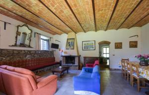 un salon avec un canapé, des chaises et une cheminée dans l'établissement Maurizia, à Bagnoregio