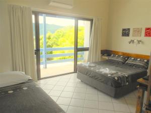 Un pat sau paturi într-o cameră la Coral Point Lodge