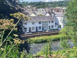 コッカーマスにあるRubby Banks Retreatの川の横の大白い家