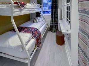 コッカーマスにあるRubby Banks Retreatの二段ベッド2組、窓が備わる客室です。