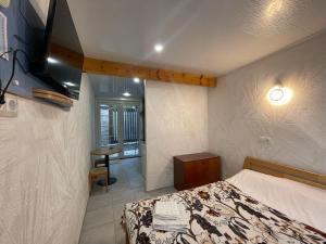 Petropavlovskaya BorshchagovkaにあるHouse&House 84のベッドと机が置かれた寝室