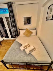 Voodi või voodid majutusasutuse Lovely Room Walk to Euston & Regents Park toas