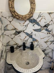 ウリッカにあるChez Yahia, Au coeur de L'Ourikaの洗面台と鏡のあるバスルーム