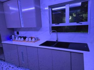 Η κουζίνα ή μικρή κουζίνα στο Nombango Guest House