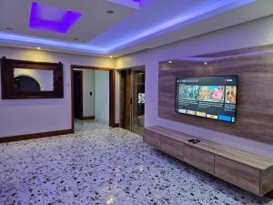 Μια τηλεόραση ή/και κέντρο ψυχαγωγίας στο Nombango Guest House