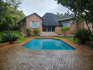 Πισίνα στο ή κοντά στο Nombango Guest House +9 φωτογραφίες