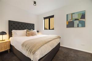 En eller flere senge i et værelse på Luxury Queenstown Apartment