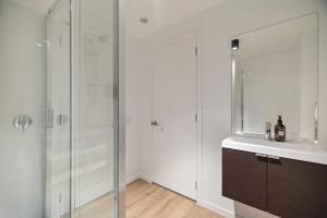 Et badeværelse på Luxury Queenstown Apartment + 13 billeder