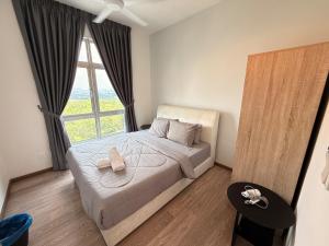 Un dormitorio con una cama con una ventana grande. en Self Check in Mirai Kajang 3BR, en Kajang 75 fotos más