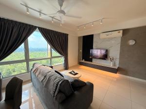 Una sala de estar con un sofá y una ventana grande. en Self Check in Mirai Kajang 3BR, en Kajang