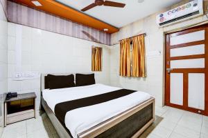 a bedroom with a bed in a room at Hotel O MIZPAH INN in Chennai