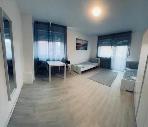 a large living room with a table and a bed at Ferienwohnung Rheinglück in Oppenheim