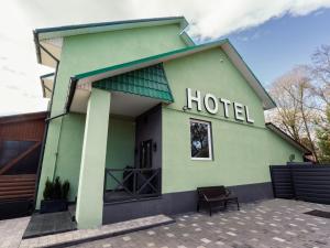 un edificio verde con un cartel de hotel en DREAM HOTEL Sambir, en Sambir