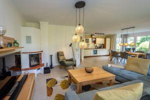 Η κουζίνα ή μικρή κουζίνα στο Reethaus StrandZeit in Lobbe - Haushälfte 1