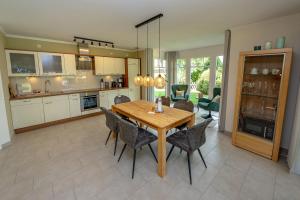 Η κουζίνα ή μικρή κουζίνα στο Reethaus StrandZeit in Lobbe - Haushälfte 1