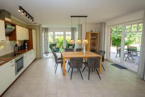 Η κουζίνα ή μικρή κουζίνα στο Reethaus StrandZeit in Lobbe - Haushälfte 1